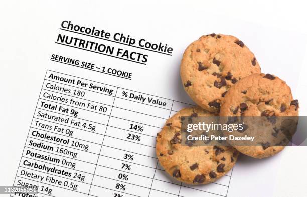 chocolate chip cookie nutrition facts - transfettsäure stock-fotos und bilder