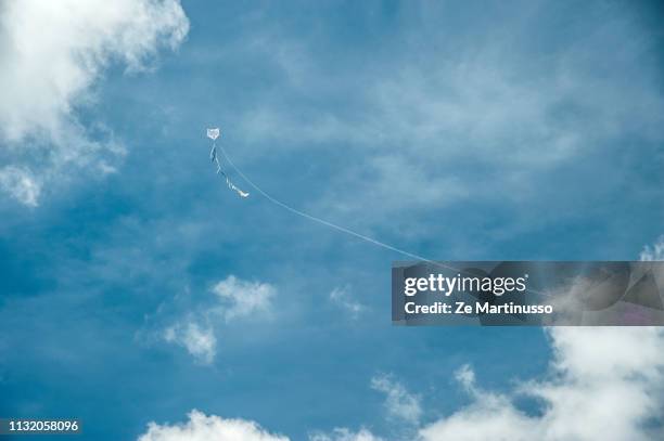 kite - condições meteorológicas stock-fotos und bilder