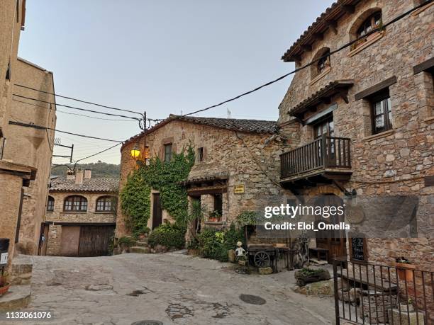 las calles mura al atardecer - pueblo fotografías e imágenes de stock