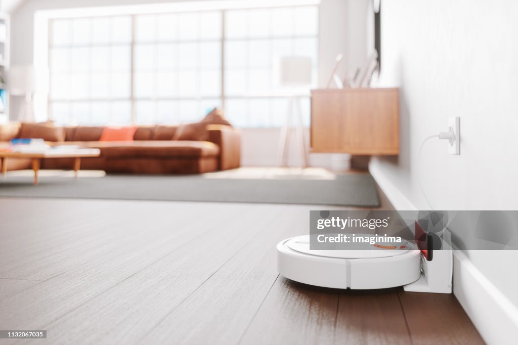 Roboter Vakuumreiniger in einem modernen Wohnzimmer