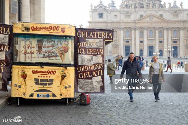 food truck or snack bar on saint peter's square rome italy - food truck festival stock pictures, royalty-free photos & images