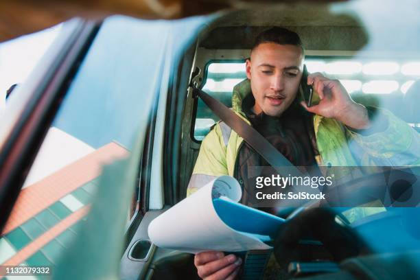 trabajador manual en su furgoneta - conductor oficio fotografías e imágenes de stock