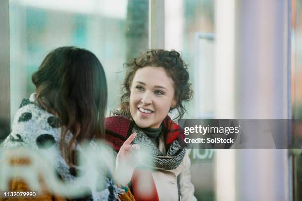 mujeres colegas que viajan juntos - business park uk fotografías e imágenes de stock