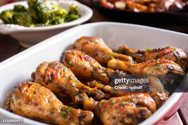 gemarineerde kippenpoten - chicken drumsticks stockfoto's en -beelden