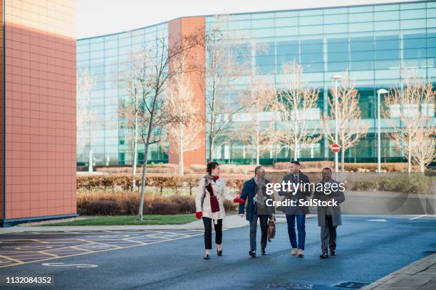 compañeros de trabajo conmutando - business park uk fotografías e imágenes de stock