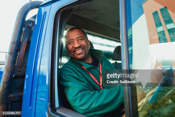 gelukkige vrachtwagenchauffeur - driver portrait stockfoto's en -beelden