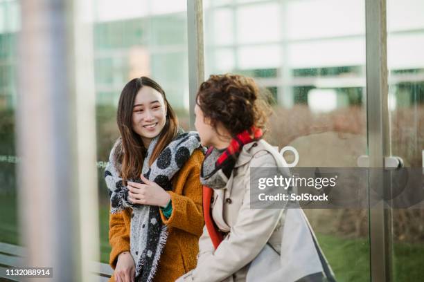 mujeres colegas que viajan juntos - business park uk fotografías e imágenes de stock