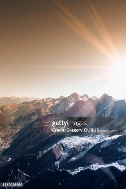 vista aérea da paisagem bonita do maciço de mont blanc em montanhas francesas dos alpes no por do sol com luz solar brilhante - mont blanc massif - fotografias e filmes do acervo