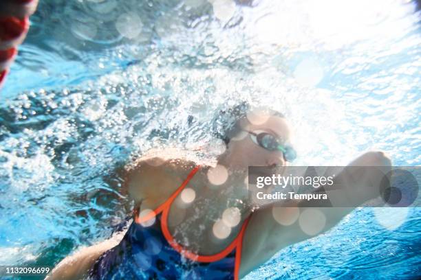 adaptive athlete training in the swimming pool. - amputado imagens e fotografias de stock