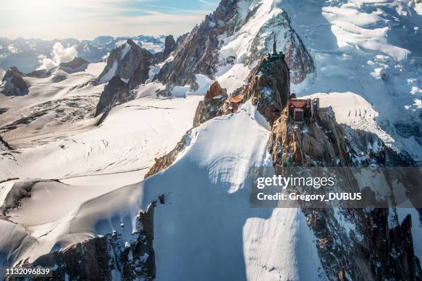 hermosa vista aérea del paisaje de aiguille du midi desde el macizo del mont blanc en las montañas de los alpes franceses en otoño - aiguille de midi fotografías e imágenes de stock