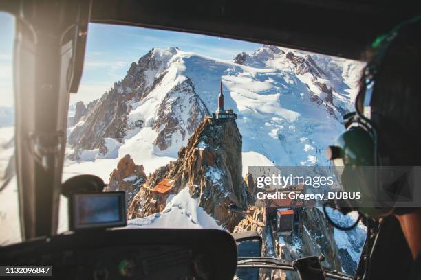 luftaufnahme der aiguille du midi vom mont-blanc-massiv in den französischen alpen aus dem hubschraubercockpit - mont blanc massif stock-fotos und bilder