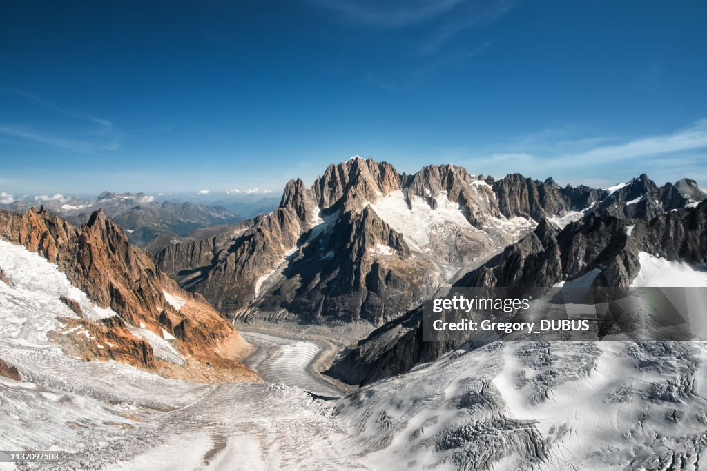 Vista aérea da paisagem bonita da geleira velha do maciço de Mont Blanc em montanhas francesas dos Alpes no outono