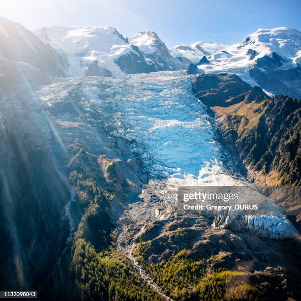 schöne landschaftsaufnahme des bossons-gletschers vom mont-blanc-massiv in den französischen alpenbergen im herbst - französische alpen stock-fotos und bilder