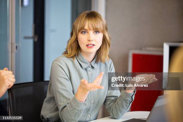 businesswoman sharing ideas with colleagues - gesturing 個照片及圖片檔