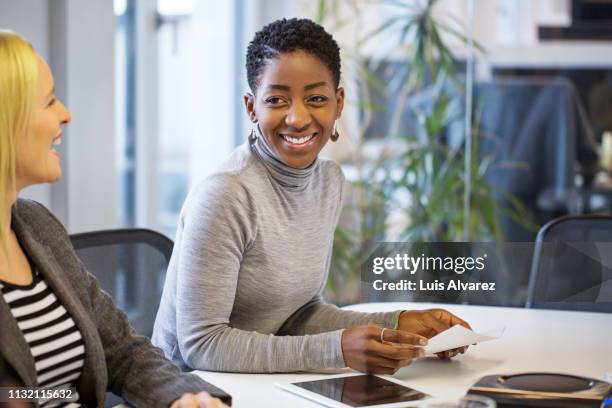 businesswoman sharing ideas with colleagues - boardroom ipad stock-fotos und bilder