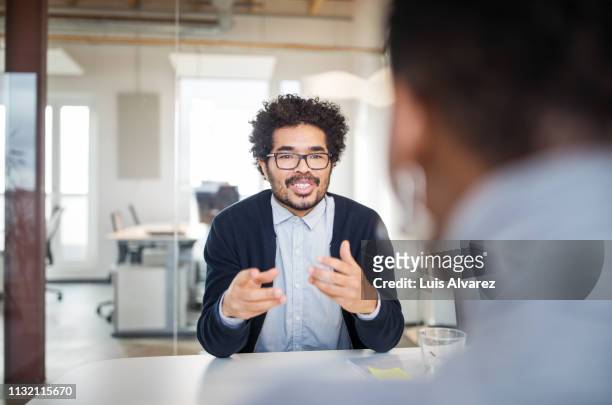 young business man talking with female colleague - black blazer photos et images de collection