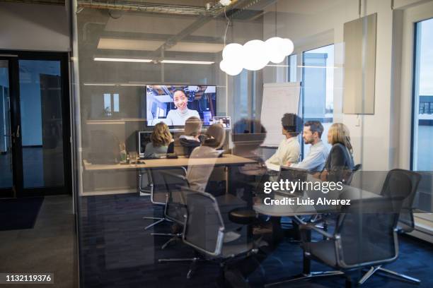 business people having a video conference meeting - presentation to customers stockfoto's en -beelden