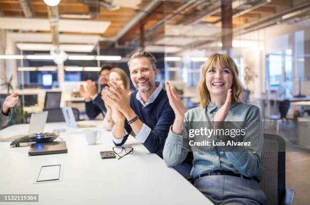 multi-ethnic business group applauding in meeting - clap - fotografias e filmes do acervo