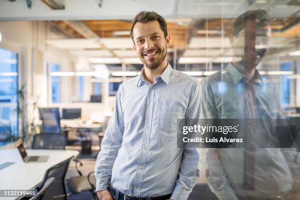 portrait of handsome young businessman - geheimratsecke stock-fotos und bilder