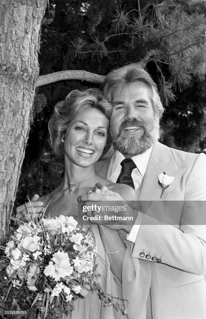 Kenny Rogers and Marianne Gordon pose for cameras after they were