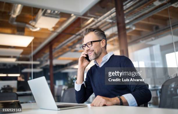 businessman working in a new office - computer stockfoto's en -beelden