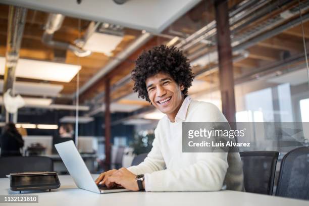 smiling young businessman at work - man in office - fotografias e filmes do acervo