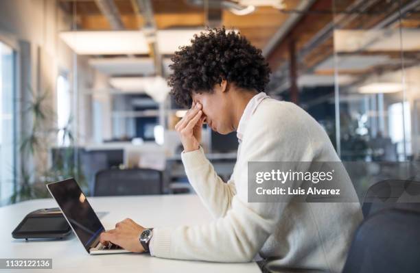 businessman working late in office - 手を顔にやる ストックフォトと画像