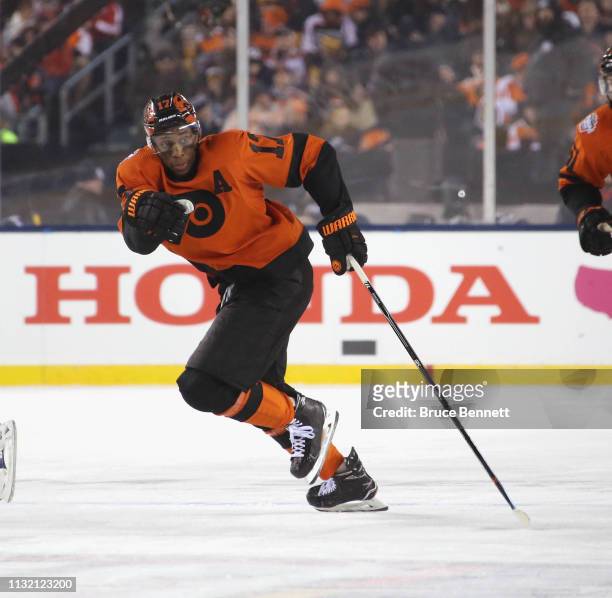 Wayne Simmonds of the Philadelphia Flyers skates against the Pittsburgh Penguins during the 2019 Coors Light NHL Stadium Series game at the Lincoln...