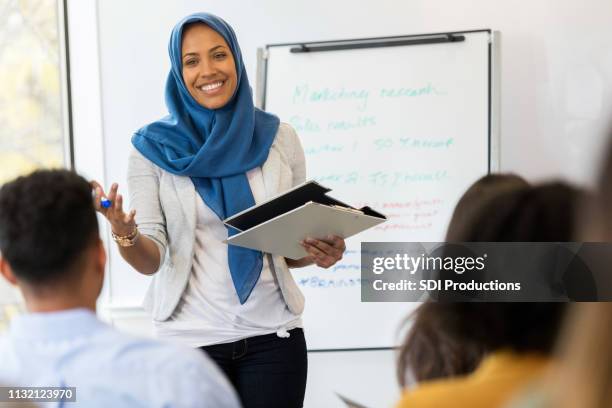 l'imprenditrice conduce la lezione di formazione dei dipendenti - foulard foto e immagini stock