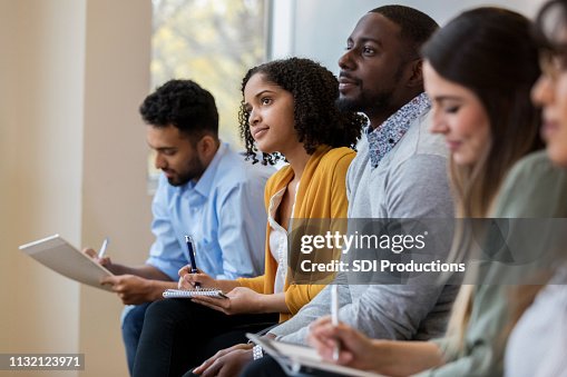 Grupo de personas de negocios se concentran durante la clase de entrenamiento Grupo de personas de negocios se concentran durante la clase de entrenamiento