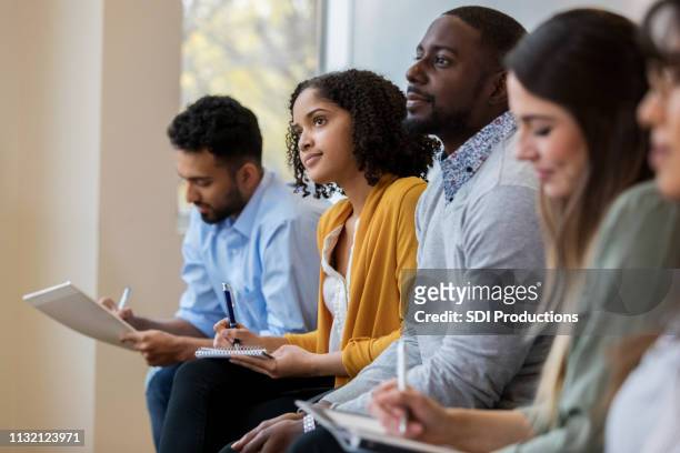 gruppo di uomini d'affari concentrati durante la lezione di formazione - multiracial group foto e immagini stock