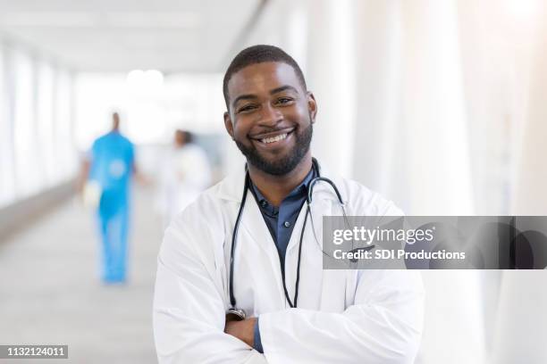 retrato de médico masculino confiado - african male portrait fotografías e imágenes de stock