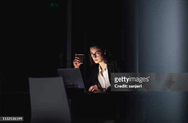 überarbeitete geschäftsfrau arbeitende late im büro - working late stock-fotos und bilder