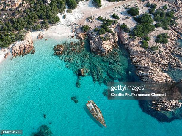 sailboat on emerald sea - sardegna foto e immagini stock