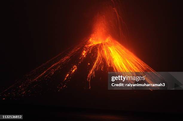 krakatoa erupting, lampung, indonesia - volcanic activity fotografías e imágenes de stock