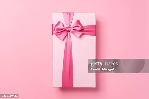 pink colored gift box on pink - regalo di compleanno foto e immagini stock