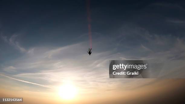 skydiver taking off - diving risk stock-fotos und bilder