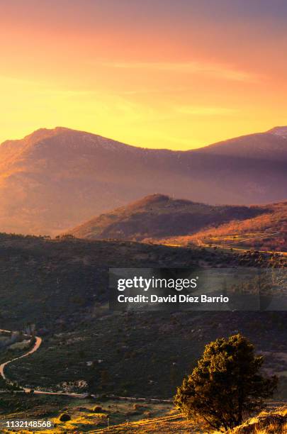 sunset in the 'sierra de guadarrama' - paisaje escénico stock-fotos und bilder