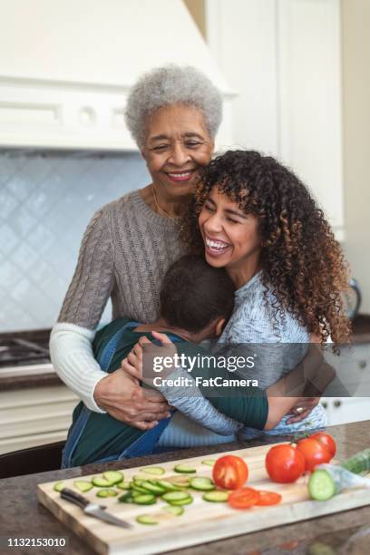 familiengenerationen kochen zusammen - black mother and child cooking stock-fotos und bilder