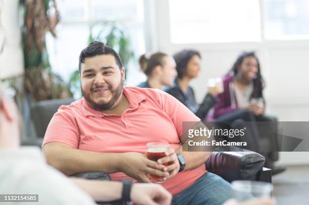 Coppia gay che parla durante l'happy hour in un salotto moderno