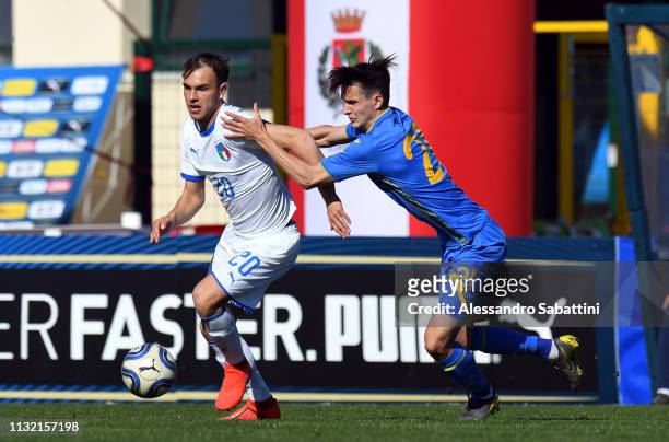 Alessio Riccardi of Italy competes for the ball with Dmytro Kryskiv of Ukraine U19 during the UEFA Elite Round match between Italy U19 and Ukraine...