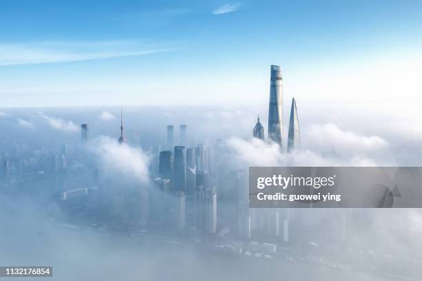 shanghai skyline in heavy fog - 名勝古蹟 stockfoto's en -beelden