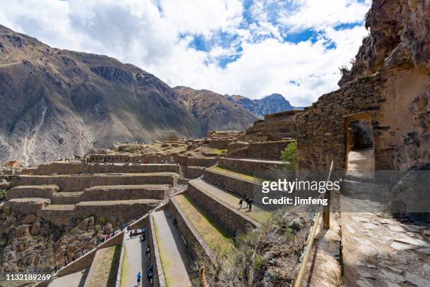 oude inca ruïnes van ollantaytambo in peru (parque arqueológico ollantaytambo) - vilcabamba peru stockfoto's en -beelden