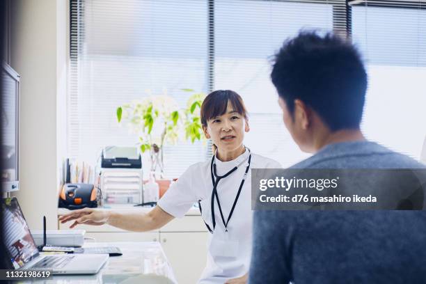 local hospital - medische onderzoekskamer stockfoto's en -beelden