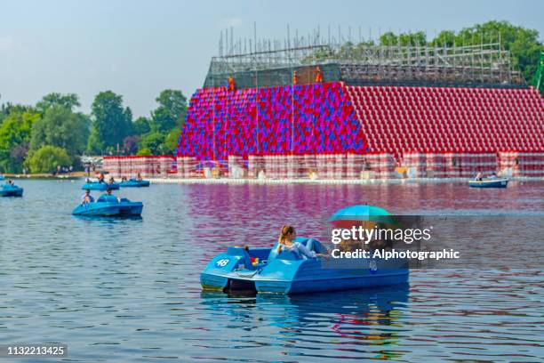 lac de plaisance de hyde park - hyde park city of westminster photos et images de collection