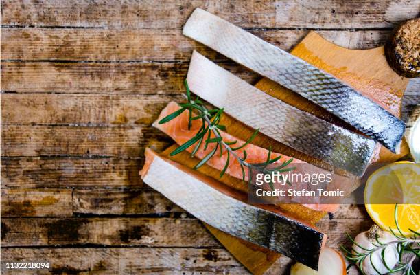 zalm vis vlees op een snijplank - seafood platter stockfoto's en -beelden