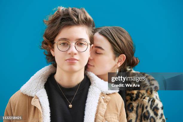 portrait of young couple. - lesbian dating 個照片及圖片檔
