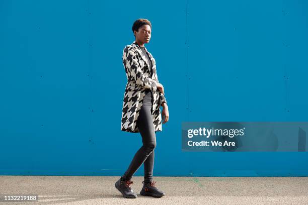 street style portrait of young fashionable woman. - vestuário monocromo imagens e fotografias de stock