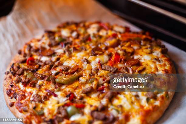 cuisine - pizza - aliments et boissons stockfoto's en -beelden