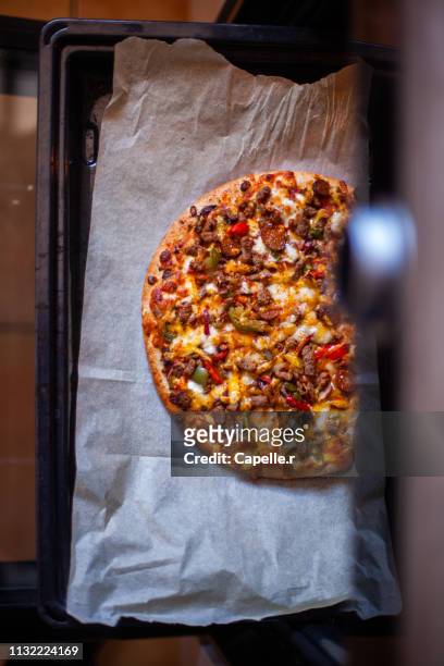 cuisine - pizza au four - faire cuire au four fotografías e imágenes de stock